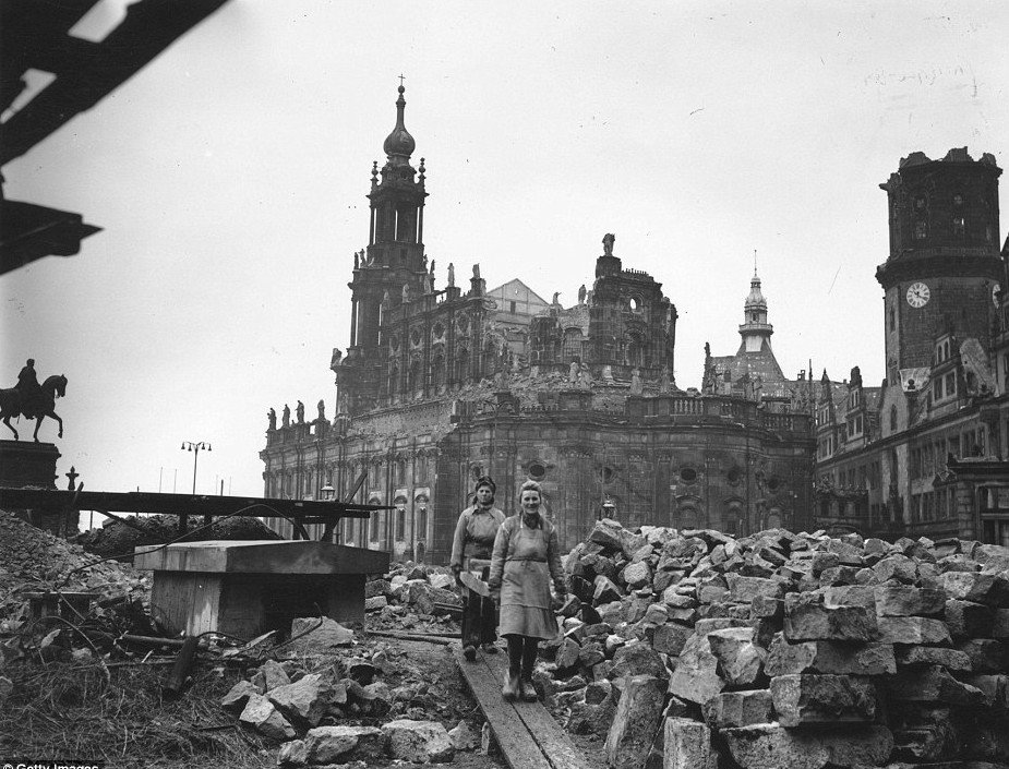Η Δρέσδη 70 χρόνια μετά τους βομβαρδισμούς: Από τα ερείπια στην πλήρη αναγέννηση [εικόνες] | iefimerida.gr 1