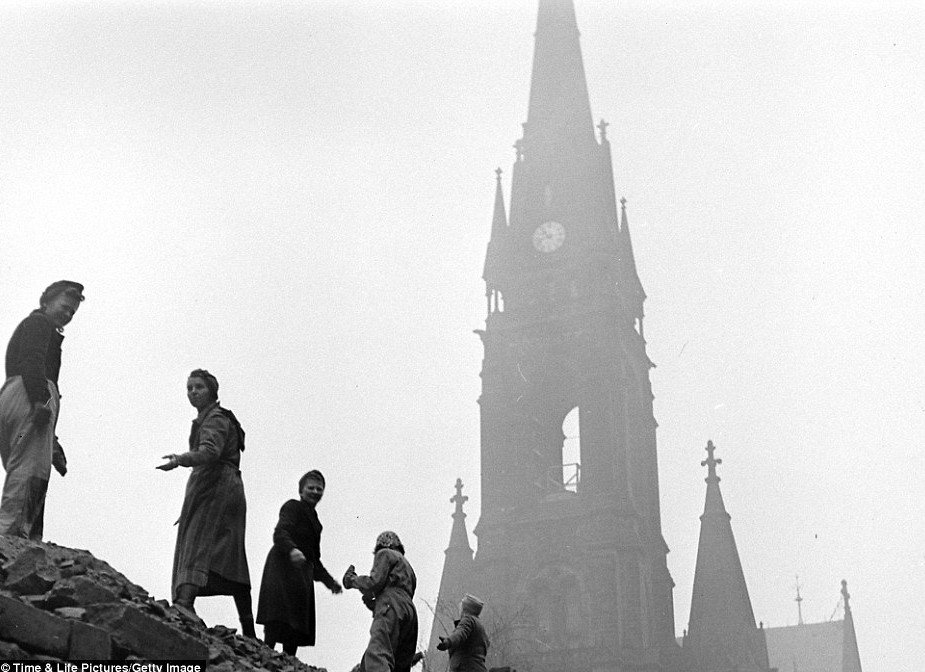 Η Δρέσδη 70 χρόνια μετά τους βομβαρδισμούς: Από τα ερείπια στην πλήρη αναγέννηση [εικόνες] | iefimerida.gr 5