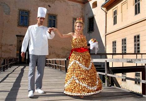 Οταν οι σχεδιαστές έχουν κέφια: Τα πιο περίεργα φορέματα -Νυφικό που τρώγεται και άλλα παράξενα [εικόνες] | iefimerida.gr 4