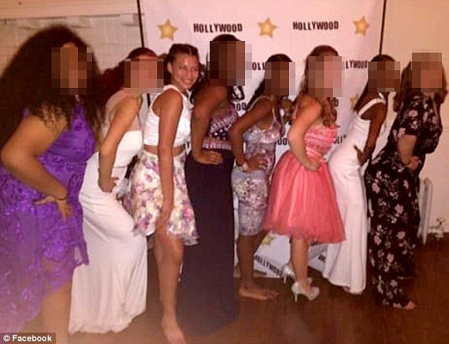 Συγκινητικό: Πατέρας έπιασε 3 δουλειές για να πάρει φόρεμα στην κόρη του στην αποφοίτησή της [εικόνες & βίντεο] | iefimerida.gr 2