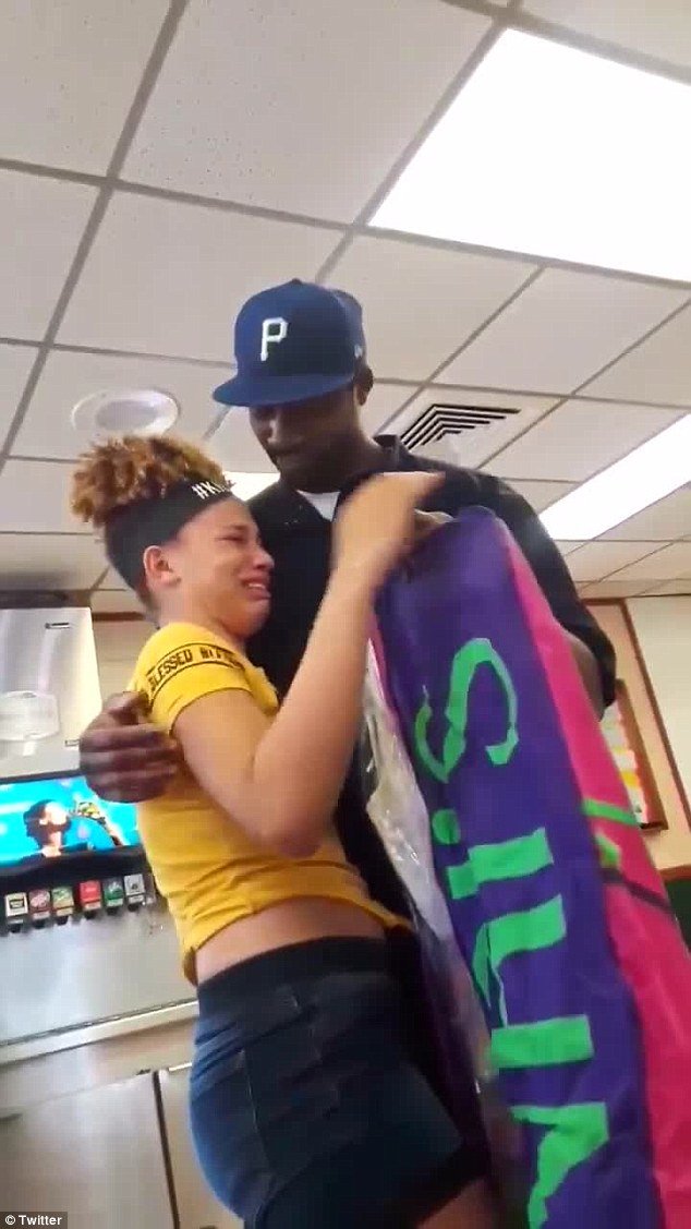 Συγκινητικό: Πατέρας έπιασε 3 δουλειές για να πάρει φόρεμα στην κόρη του στην αποφοίτησή της [εικόνες & βίντεο] | iefimerida.gr 1