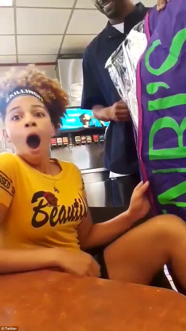 Συγκινητικό: Πατέρας έπιασε 3 δουλειές για να πάρει φόρεμα στην κόρη του στην αποφοίτησή της [εικόνες & βίντεο] | iefimerida.gr 0