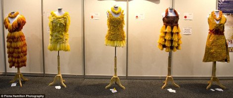 Επανάσταση στη μόδα: Haute couture δημιουργίες από προφυλακτικά για την καταπολέμηση του AIDS [βίντεο&εικόνες] | iefimerida.gr 1