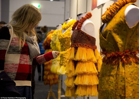 Επανάσταση στη μόδα: Haute couture δημιουργίες από προφυλακτικά για την καταπολέμηση του AIDS [βίντεο&εικόνες] | iefimerida.gr 0