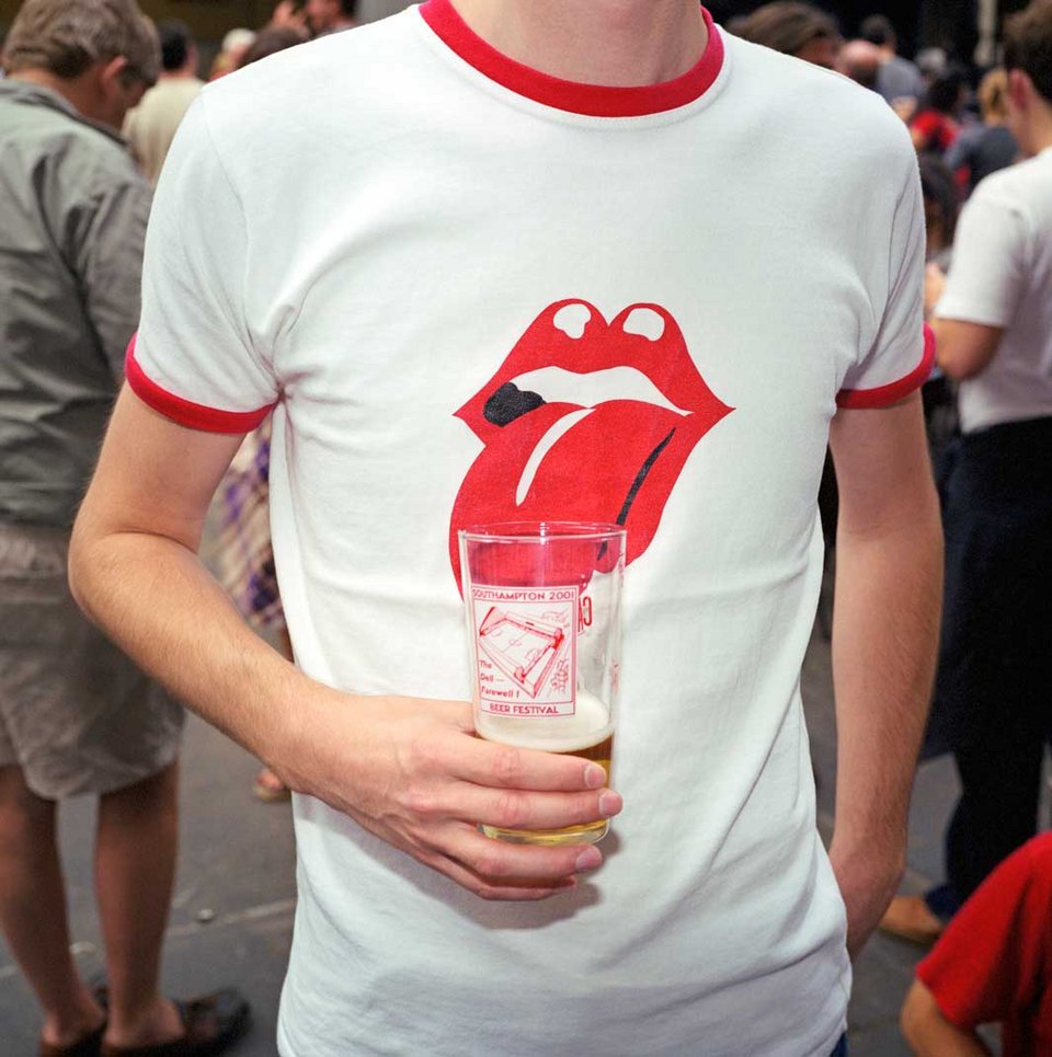 Βρετανοί «βουτηγμένοι» στο αλκοόλ -Φωτογράφος απαθανατίζει τη «χώρα των μεθυσμένων» [εικόνες] | iefimerida.gr 0