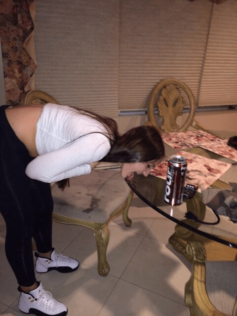 Εφηβοι το καίνε και ανεβάζουν στο Twitter φωτογραφίες τους τύφλα στο μεθύσι -Ποζάρουν ημίγυμνοι σε τουαλέτες [εικόνες] | iefimerida.gr 0