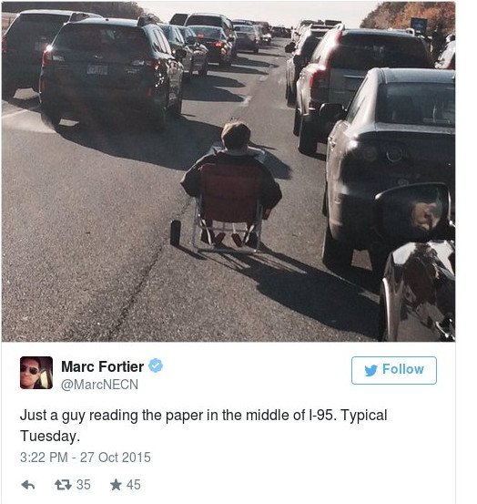 Πίνει καφέ και διαβάζει εφημερίδα στη μέση του δρόμου, σε μποτιλιάρισμα [εικόνες] | iefimerida.gr 1