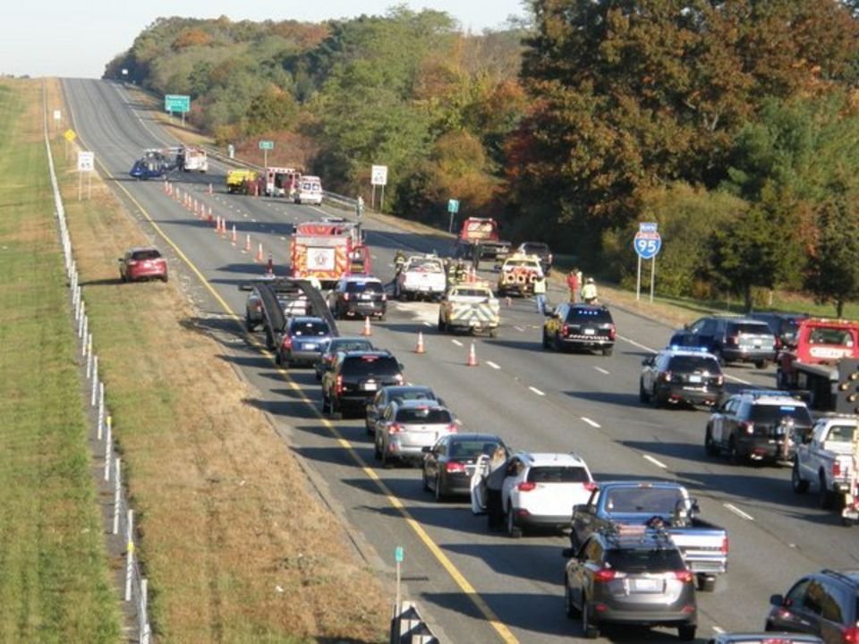 Πίνει καφέ και διαβάζει εφημερίδα στη μέση του δρόμου, σε μποτιλιάρισμα [εικόνες] | iefimerida.gr 0
