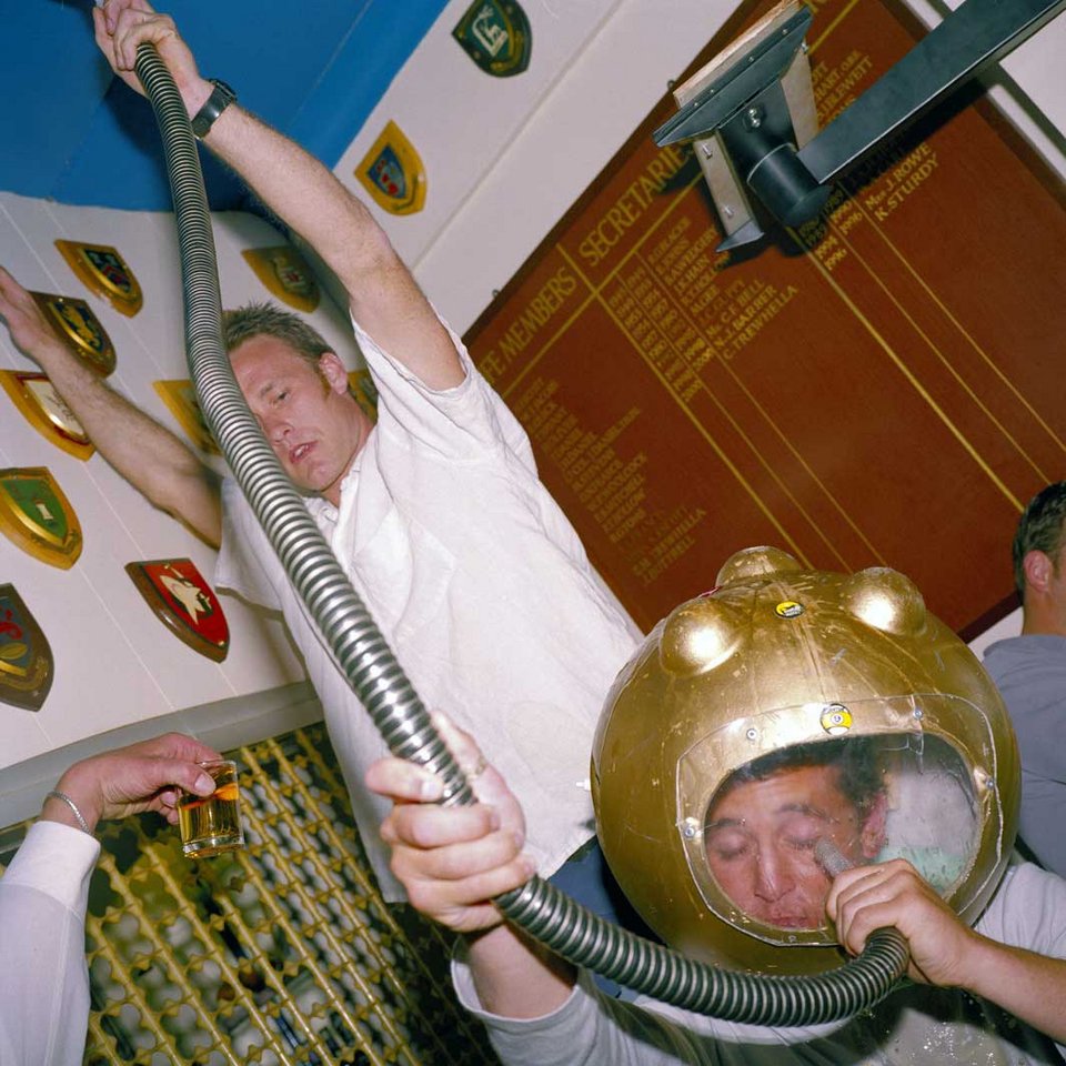 Βρετανοί «βουτηγμένοι» στο αλκοόλ -Φωτογράφος απαθανατίζει τη «χώρα των μεθυσμένων» [εικόνες] | iefimerida.gr 3