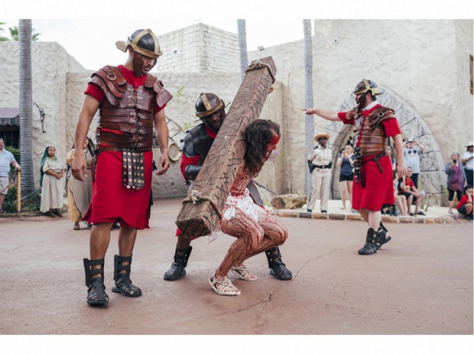Νέα τρέλα στις ΗΠΑ η θρησκεία -Μπίζνες εκατομμυρίων, θεματικά πάρκα, drive in [εικόνες] | iefimerida.gr 3