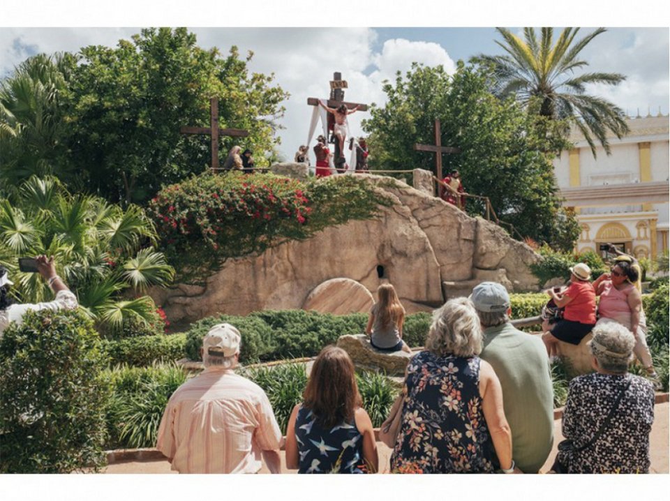 Νέα τρέλα στις ΗΠΑ η θρησκεία -Μπίζνες εκατομμυρίων, θεματικά πάρκα, drive in [εικόνες] | iefimerida.gr 4