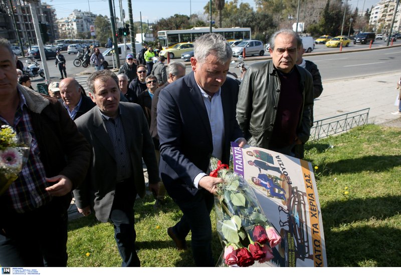 Τα μέλη της ΠΟΕΔΗΝ κατέθεσαν λουλούδια στο γλυπτό του Δρομέα [εικόνες] | iefimerida.gr 2