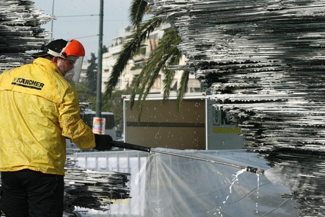 Γερανοί ψεκάζουν με αφρό τον Δρομέα απέναντι από το Χίλτον: Εντυπωσιακή επιχείρηση καθαρισμού [εικόνες&βίντεο] | iefimerida.gr 1