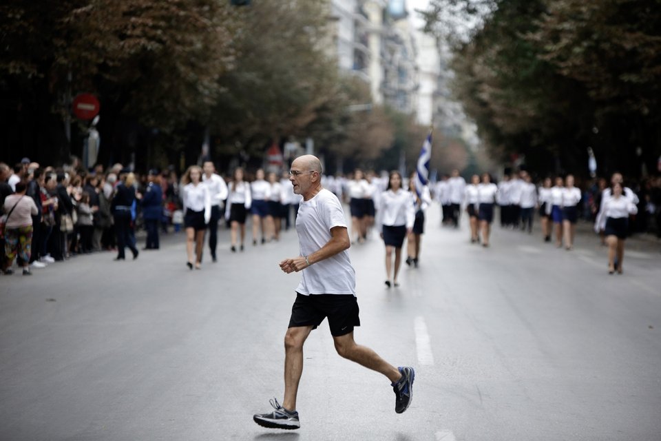Θεσσαλονίκη: Τα γέλια στην εξέδρα, ο δρομέας και... τα απρόοπτα της μαθητικής παρέλασης! [εικόνες]  | iefimerida.gr 5