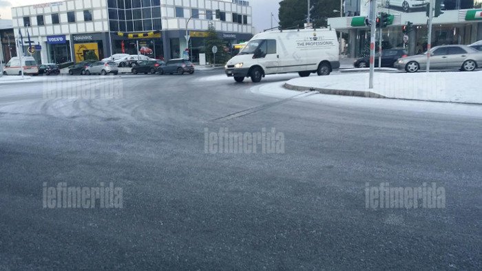 Το χιόνι στην Αττική έφερε προβλήματα -Παγοδρόμιο η Κηφισίας [εικόνες] | iefimerida.gr 0