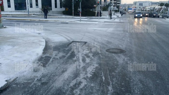 Το χιόνι στην Αττική έφερε προβλήματα -Παγοδρόμιο η Κηφισίας [εικόνες] | iefimerida.gr 1