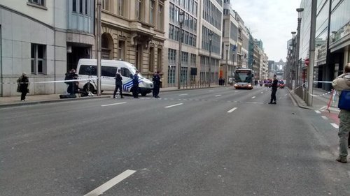 Βρυξέλλες: Ανθρωποι κατεβαίνουν στο δρόμο και γράφουν με κιμωλία -«Μαζί ενάντια στο μίσος» [εικόνες] | iefimerida.gr 10