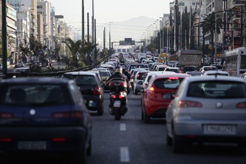 Kυκλοφοριακό έμφραγμα λόγω της απεργίας στην Αθήνα: Ατελείωτες ουρές, «σημειωτόν» τα οχήματα [εικόνες] | iefimerida.gr 0