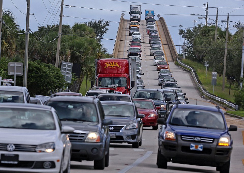 Απίστευτες εικόνες: Εκατομμύρια κάτοικοι της Φλόριντα εγκαταλείπουν την πολιτεία λόγω του τυφώνα Μάθιου [εικόνες] | iefimerida.gr 3