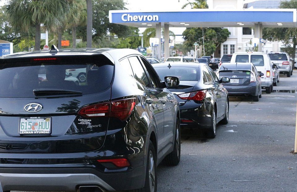 Απίστευτες εικόνες: Εκατομμύρια κάτοικοι της Φλόριντα εγκαταλείπουν την πολιτεία λόγω του τυφώνα Μάθιου [εικόνες] | iefimerida.gr 4