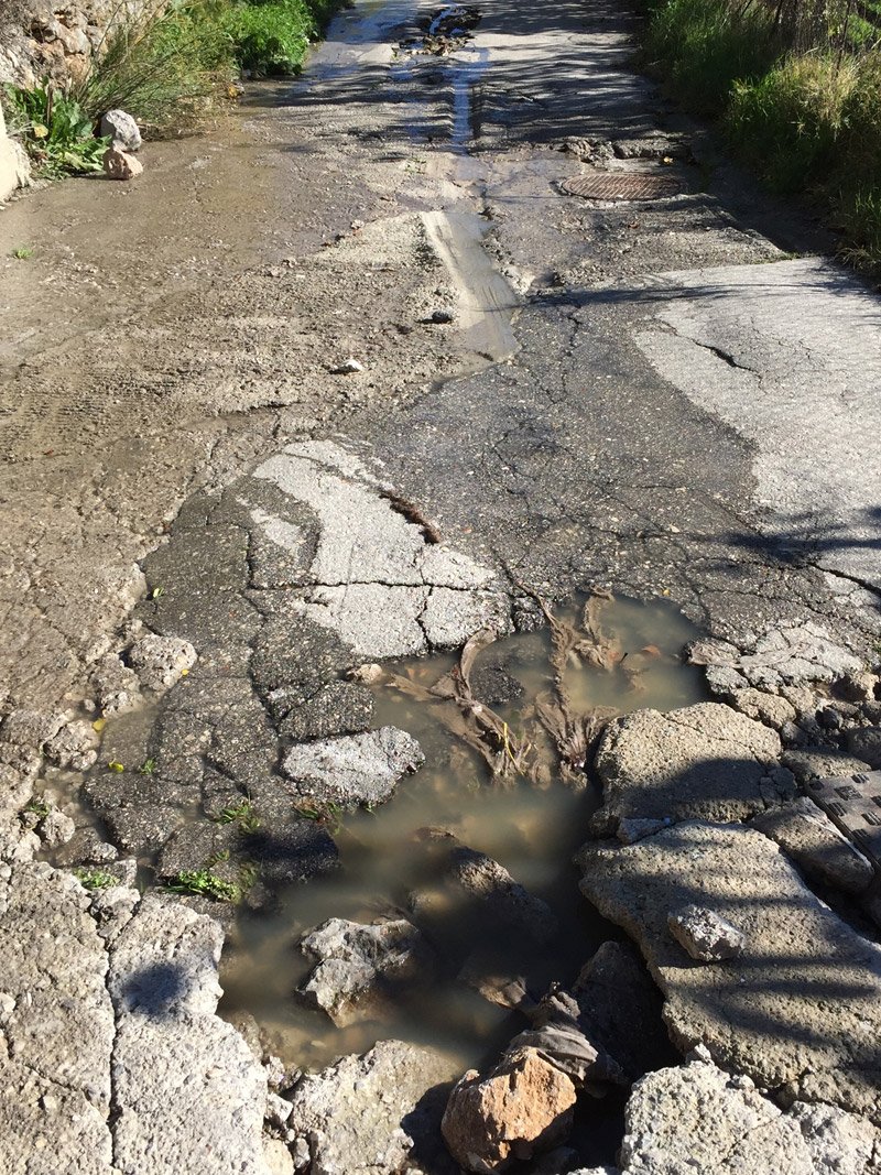 Αράχωβα: Το χάος με τον δρόμο στο τουριστικό θέρετρο -Λακκούβες, χώματα και λύματα [εικόνες] | iefimerida.gr 0