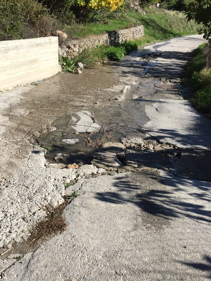 Αράχωβα: Το χάος με τον δρόμο στο τουριστικό θέρετρο -Λακκούβες, χώματα και λύματα [εικόνες] | iefimerida.gr 1