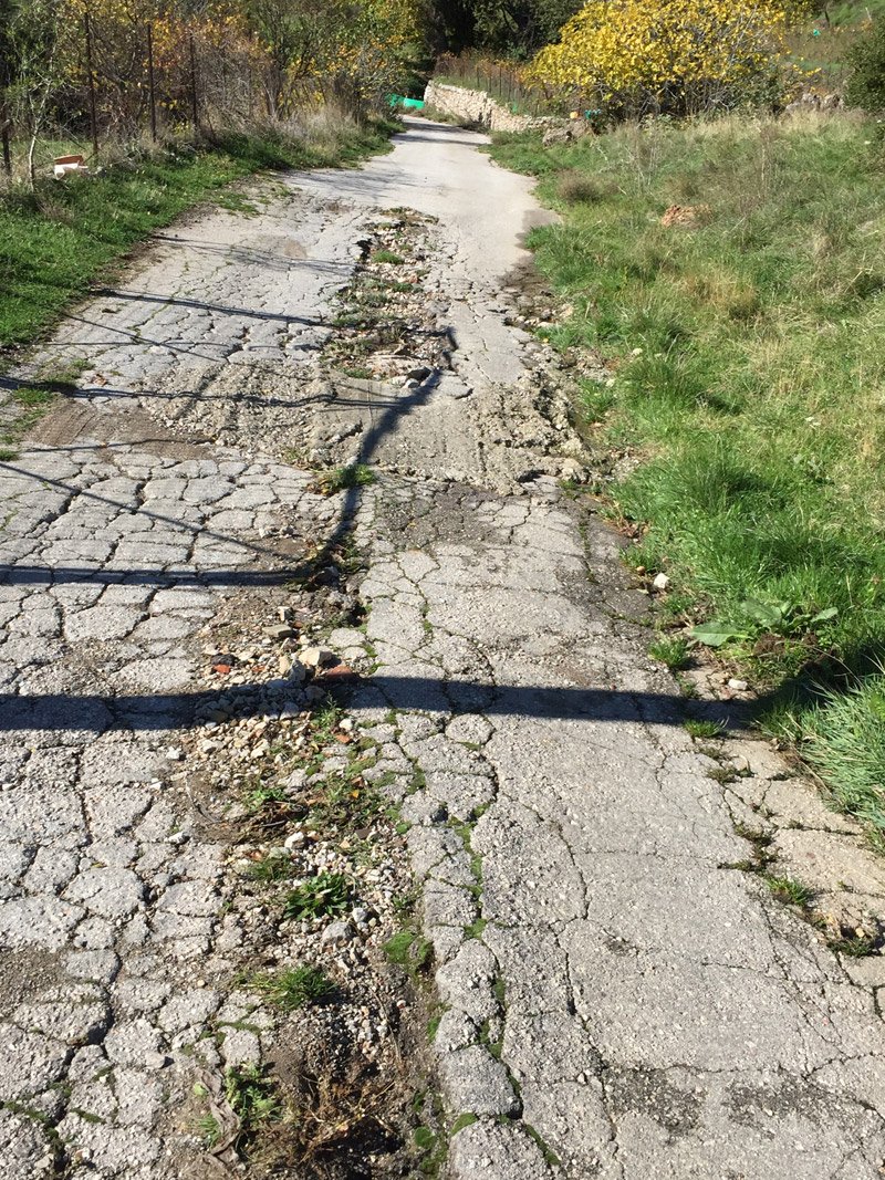 Αράχωβα: Το χάος με τον δρόμο στο τουριστικό θέρετρο -Λακκούβες, χώματα και λύματα [εικόνες] | iefimerida.gr 2