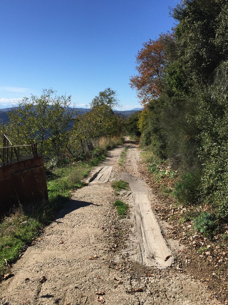 Αράχωβα: Το χάος με τον δρόμο στο τουριστικό θέρετρο -Λακκούβες, χώματα και λύματα [εικόνες] | iefimerida.gr 3
