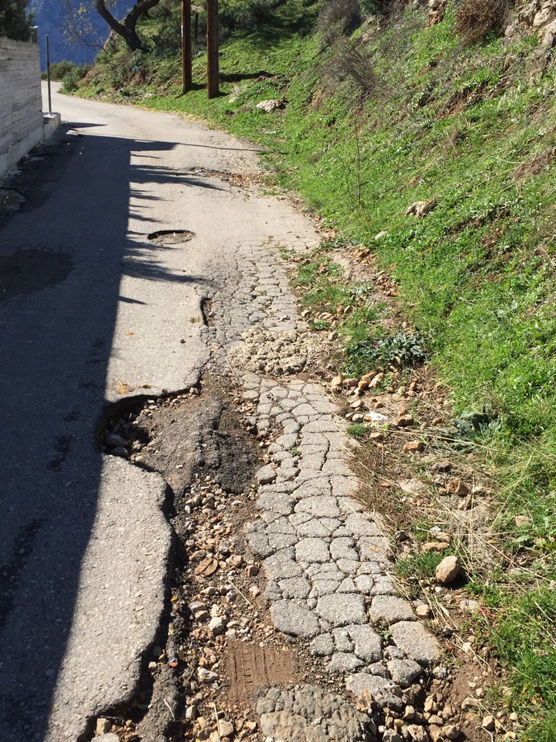 Αράχωβα: Το χάος με τον δρόμο στο τουριστικό θέρετρο -Λακκούβες, χώματα και λύματα [εικόνες] | iefimerida.gr 4