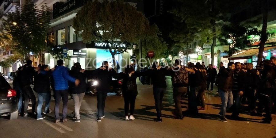 Χανιά: Εκλεισαν το δρόμο με… πεντοζάλη [εικόνες] | iefimerida.gr 1
