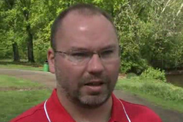 Υπερπροστατευτικός μπαμπάς ακολουθεί με drone την κόρη του στο σχολείο [βίντεο] | iefimerida.gr 0