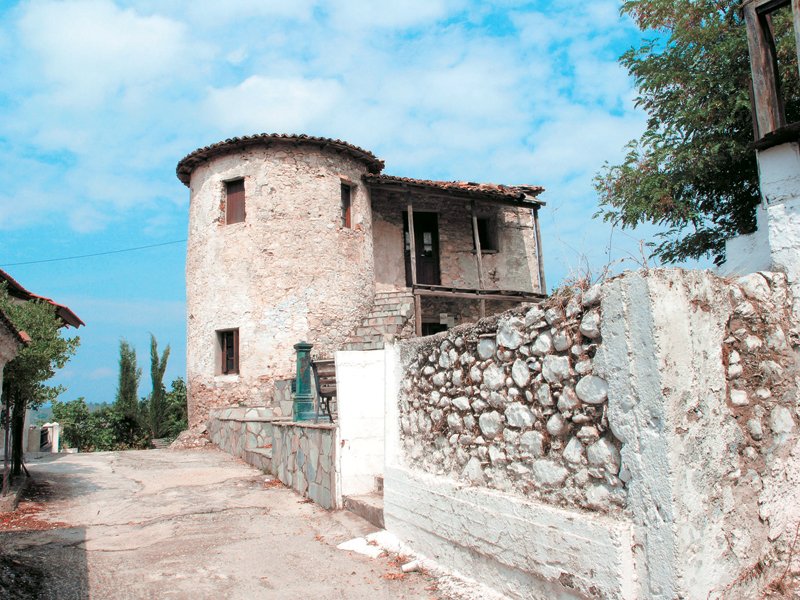 Ανήρτησαν πανό για να μη πέσει το σπίτι του ποιητή Δροσίνη [εικόνες] | iefimerida.gr 2