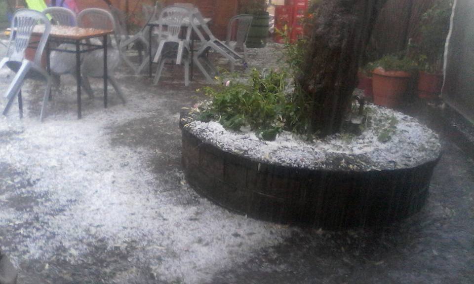 Χειμωνιάτικο σκηνικό στα Ιωάννινα: Το «έστρωσε» με... χαλάζι στα χωριά [εικόνες] | iefimerida.gr 1