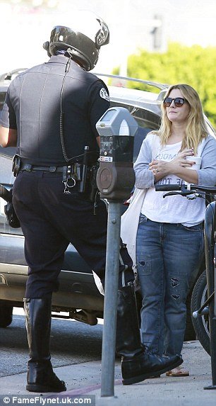 Γιατί η Ντρου Μπάριμορ έφαγε κλήση... πεζή: «Δεν θα το ξανακάνω κύριε!» είπε στον αστυνομικό [εικόνες] | iefimerida.gr 2