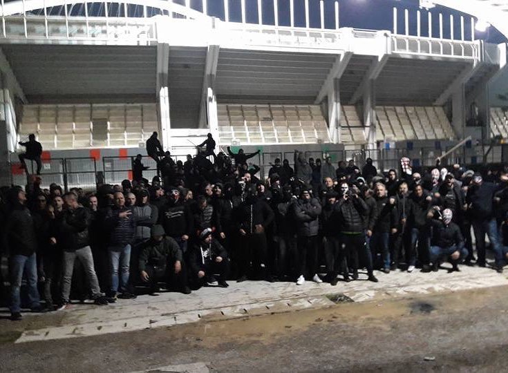 Εικόνες-σοκ στο κέντρο της Αθήνας -Ελληνες, Ολλανδοί και Πολωνοί χούλιγκαν με καδρόνια και μολότοφ στα χέρια [εικόνες & βίντεο] | iefimerida.gr 3