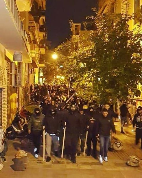 Εικόνες-σοκ στο κέντρο της Αθήνας -Ελληνες, Ολλανδοί και Πολωνοί χούλιγκαν με καδρόνια και μολότοφ στα χέρια [εικόνες & βίντεο] | iefimerida.gr 2