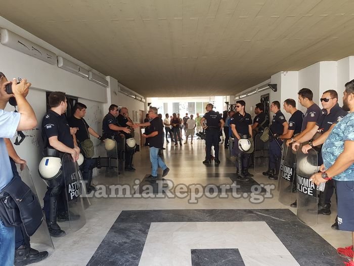 Επεισοδιακό συμβούλιο για τα σκουπίδια στη Λαμία: Ματ, ένταση, συλλήψεις [εικόνες & βίντεο] | iefimerida.gr 4