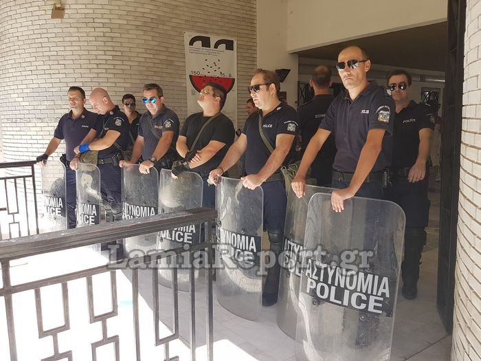 Επεισοδιακό συμβούλιο για τα σκουπίδια στη Λαμία: Ματ, ένταση, συλλήψεις [εικόνες & βίντεο] | iefimerida.gr 2