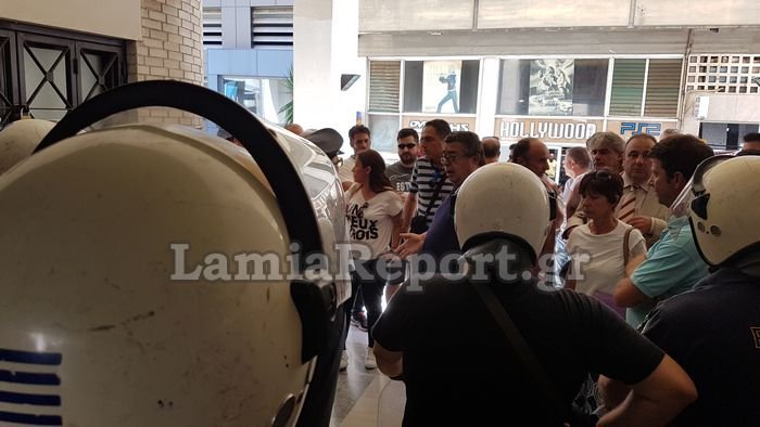 Επεισοδιακό συμβούλιο για τα σκουπίδια στη Λαμία: Ματ, ένταση, συλλήψεις [εικόνες & βίντεο] | iefimerida.gr 0