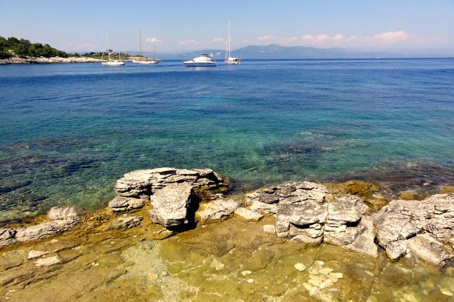 Γάιος: Η μικρή παραλία με τη λευκή άμμο και τους βράχους - Σε περιμένει να την ανακαλύψεις στους Παξούς [εικόνες] | iefimerida.gr 1