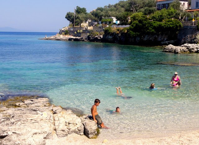 Γάιος: Η μικρή παραλία με τη λευκή άμμο και τους βράχους - Σε περιμένει να την ανακαλύψεις στους Παξούς [εικόνες] | iefimerida.gr 2