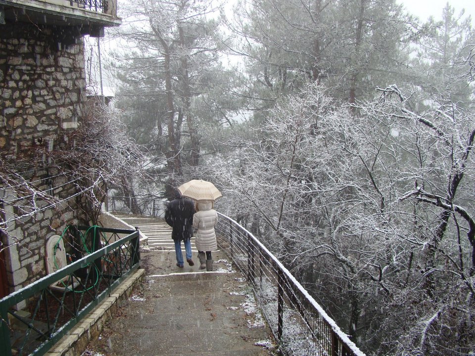 Ξεκίνησε η χιονόπτωση στην Αρκαδία [εικόνες & βίντεο] | iefimerida.gr 1