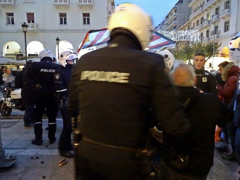 Ενταση στην Αριστοτέλους: Συνέλαβαν ηλικιωμένο καστανά που λιποθύμησε-Του κατάσχεσαν το καρότσι [εικόνες] | iefimerida.gr 0