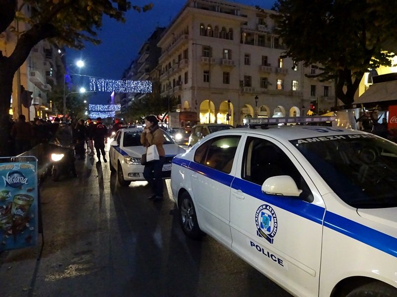 Ενταση στην Αριστοτέλους: Συνέλαβαν ηλικιωμένο καστανά που λιποθύμησε-Του κατάσχεσαν το καρότσι [εικόνες] | iefimerida.gr 5