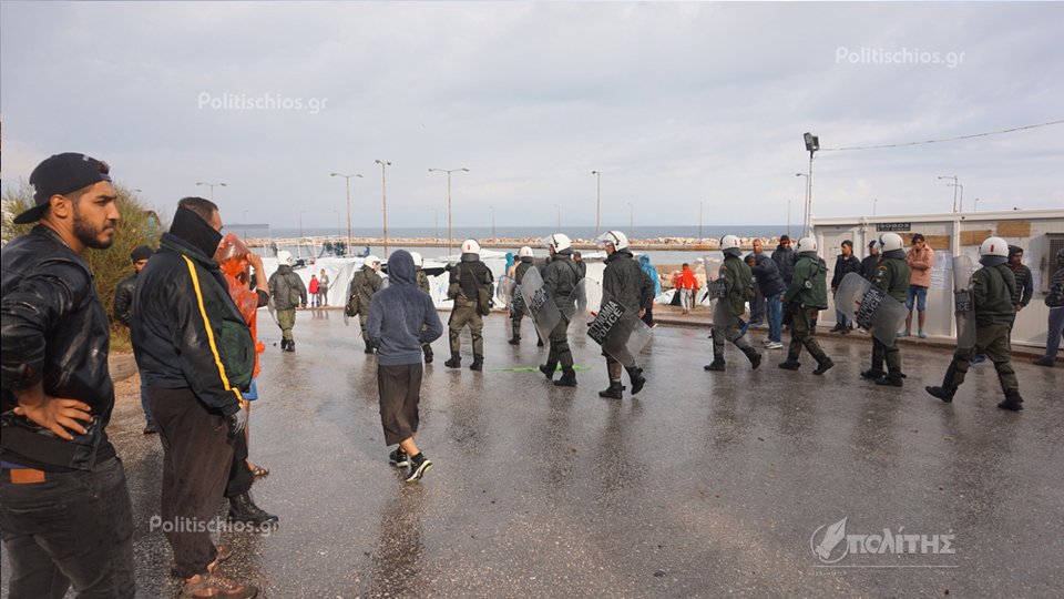 Εκτός ελέγχου οι πρόσφυγες στη Χίο: Νέες συμπλοκές με τα ΜΑΤ -Δύο μετανάστες τραυματίες [εικόνες&βίντεο] | iefimerida.gr 1