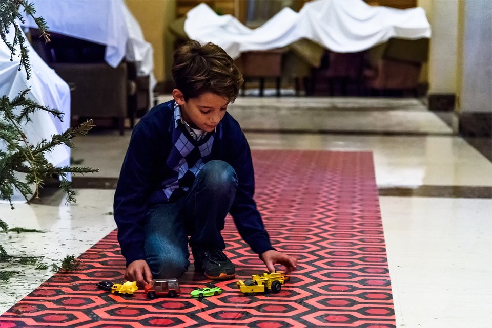 Καλεσμένοι στο υπό ανακαίνιση Μακεδονία Παλλάς -Με Κιούμπρικ, χιόνι και ματωμένα τσεκούρια [εικόνες]  | iefimerida.gr 1