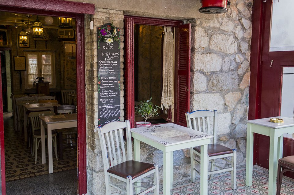 Χρησιμοπωλείον: Μεζέδες και ουζάκια – Εκεί που τα κέρματα έχουν αξία [εικόνες]    | iefimerida.gr 6