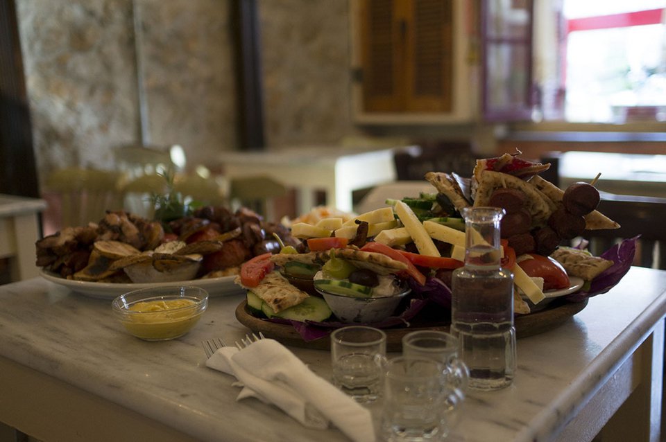 Χρησιμοπωλείον: Μεζέδες και ουζάκια – Εκεί που τα κέρματα έχουν αξία [εικόνες]    | iefimerida.gr 0