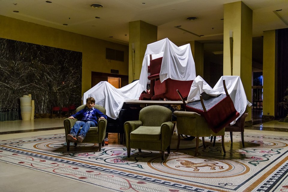 Καλεσμένοι στο υπό ανακαίνιση Μακεδονία Παλλάς -Με Κιούμπρικ, χιόνι και ματωμένα τσεκούρια [εικόνες]  | iefimerida.gr 3