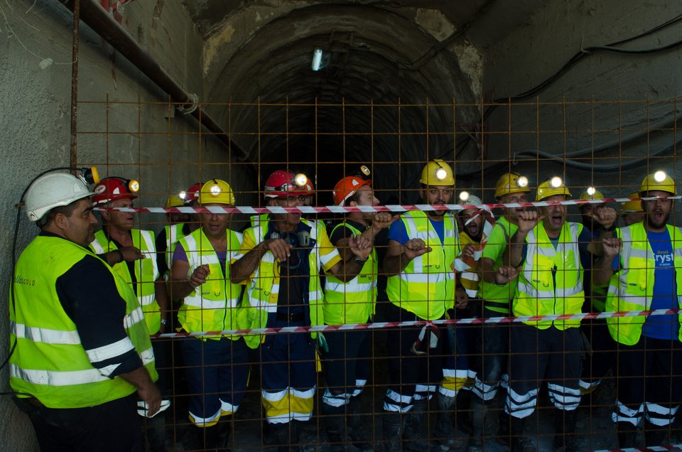 Οι μεταλλωρύχοι κλείστηκαν στις στοές της Ολυμπιάδας - Διαμαρτύρονται για το κλείσιμο των μεταλλείων [εικόνες & βίντεο] | iefimerida.gr 0